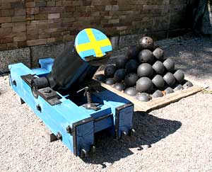 23 cm m&ouml;rsare m/1832 med kanonkulor i bakgrunden