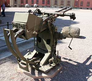 25 mm automatkanon m/1932(B) med dubbel pipa sedd bakifr&aring;n