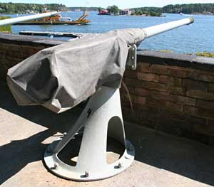 57 mm kanon m/1889 anv&auml;ndes som salutkanon p&aring; Vaxholms f&auml;stning